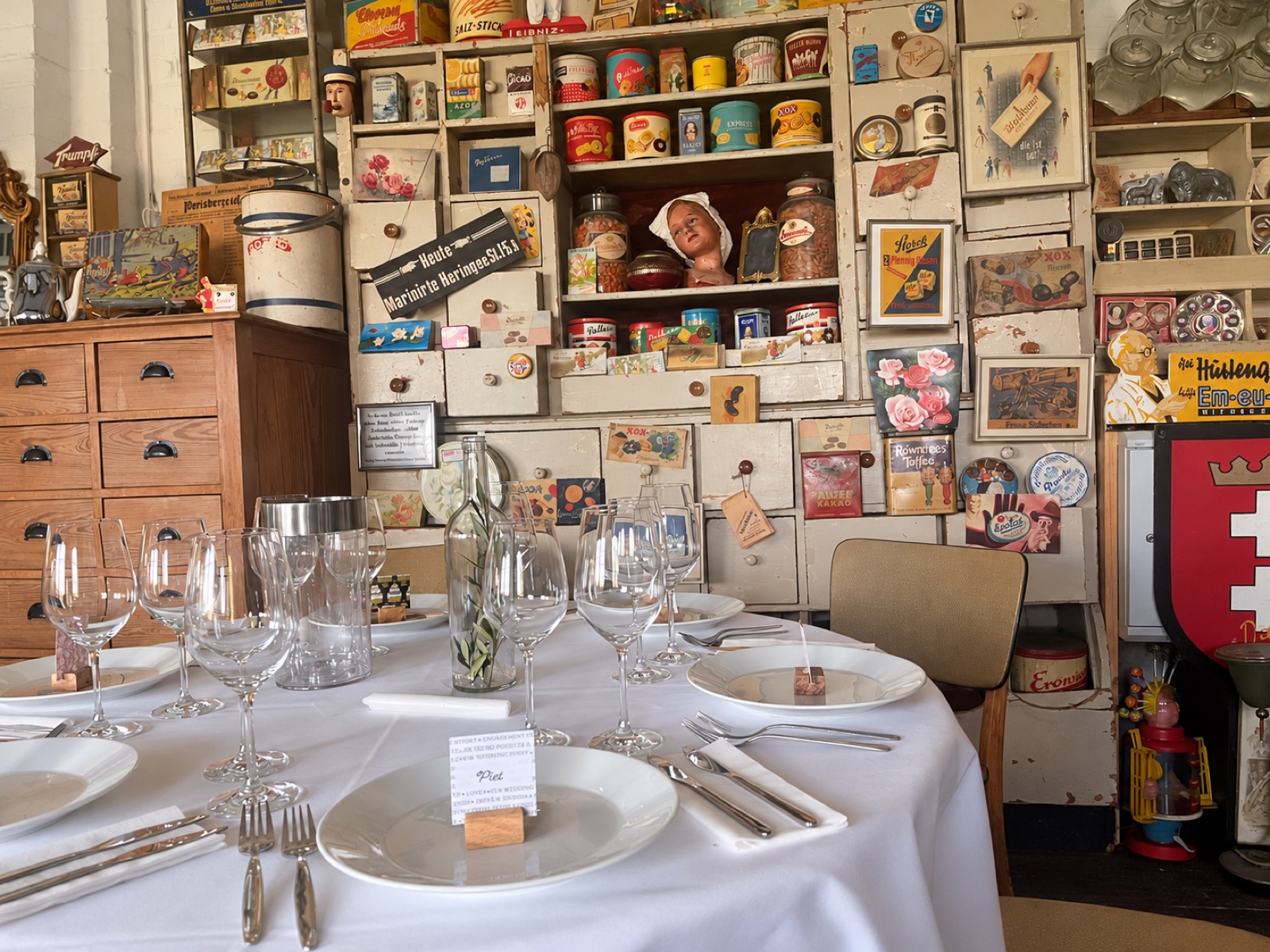 Festtafel vor historischen Ladenschränken