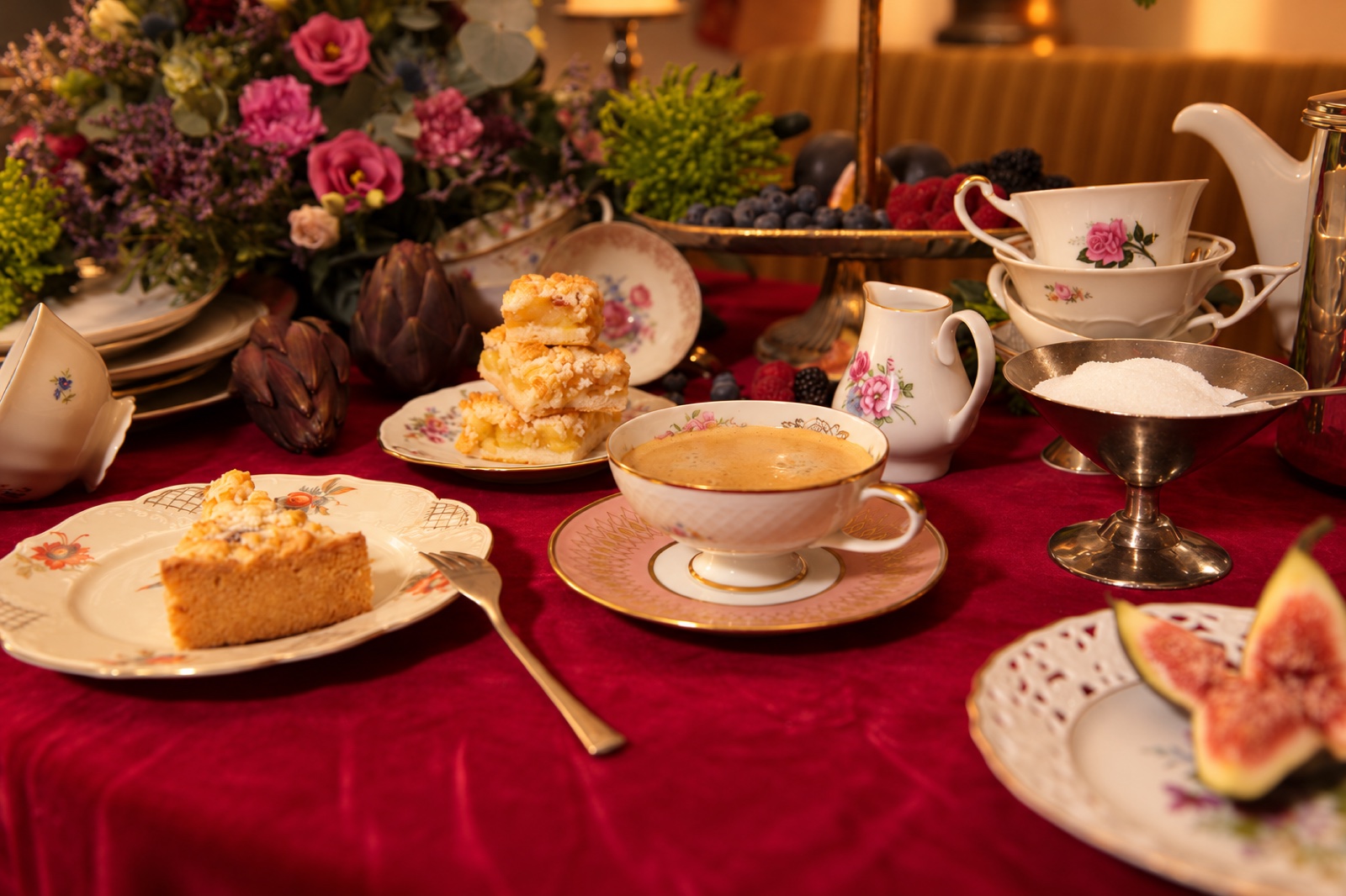 Kaffee und Kuchen auf historischem Porzellan mit Blumen und Obst