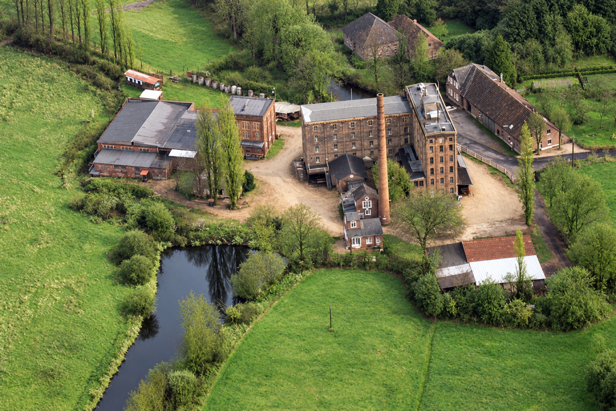 Historische Luftaufnahme des Gebäudeensembles der Viller Mühle, digital restauriert