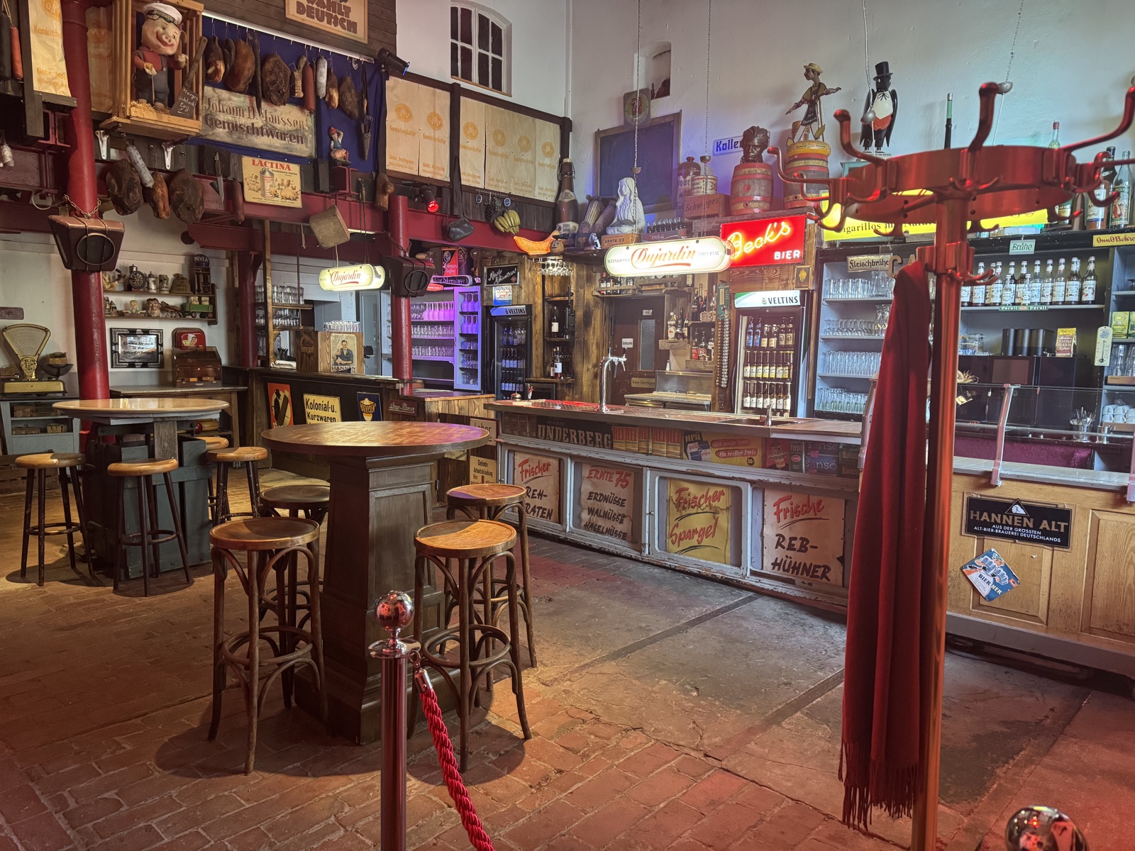 Kollergang mit historischer Bar und Stehtischen