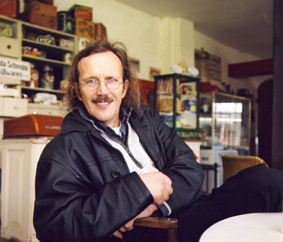 Heinz Bömler inmitten historischer Ladenwaren